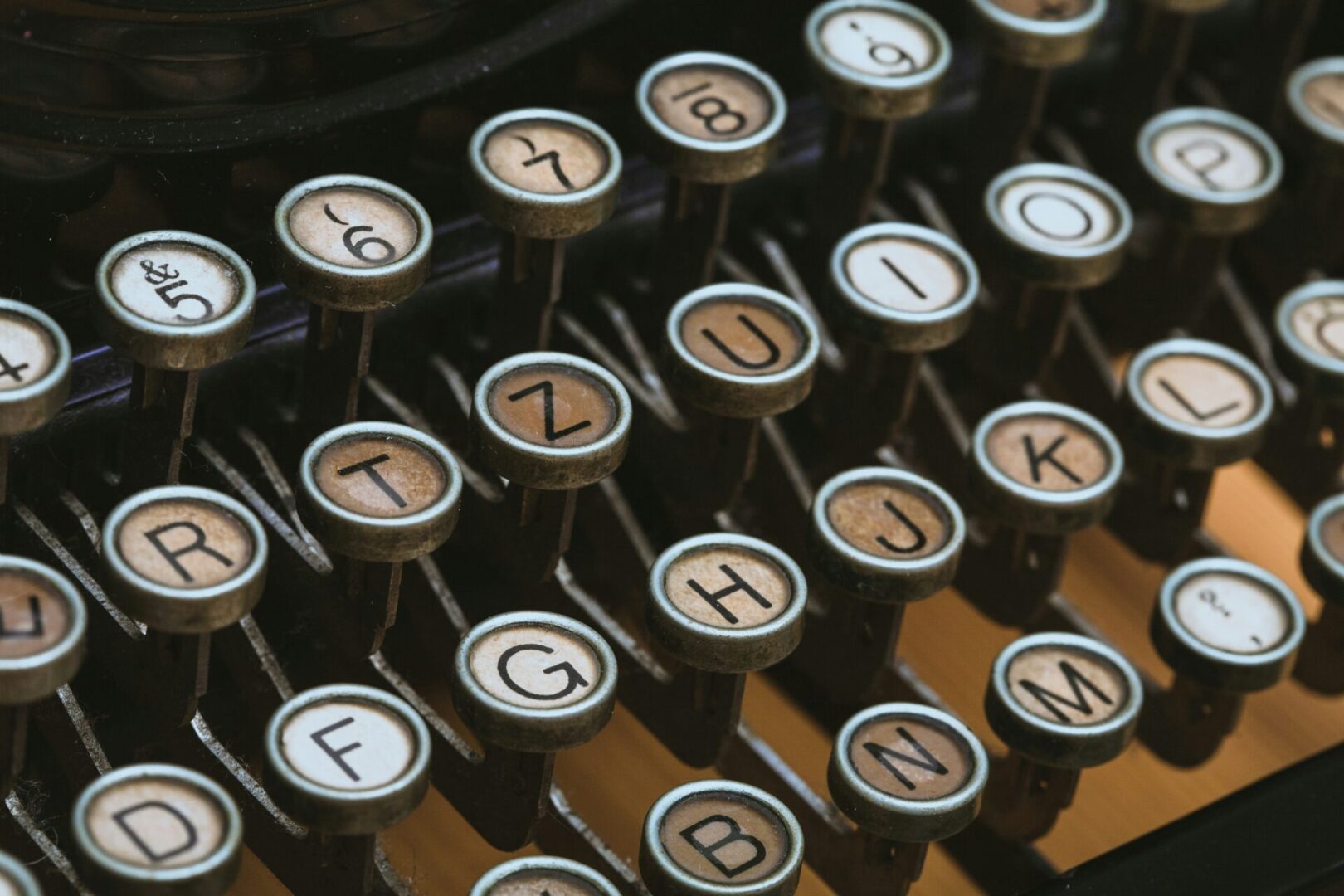 A close up of the letters and numbers on an old typewriter.